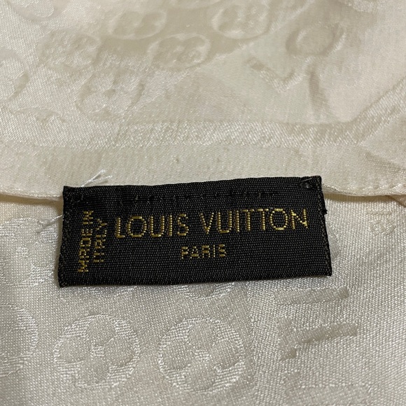 Louis Vuitton Elegant Cream Scarf - Picture 5 of 7